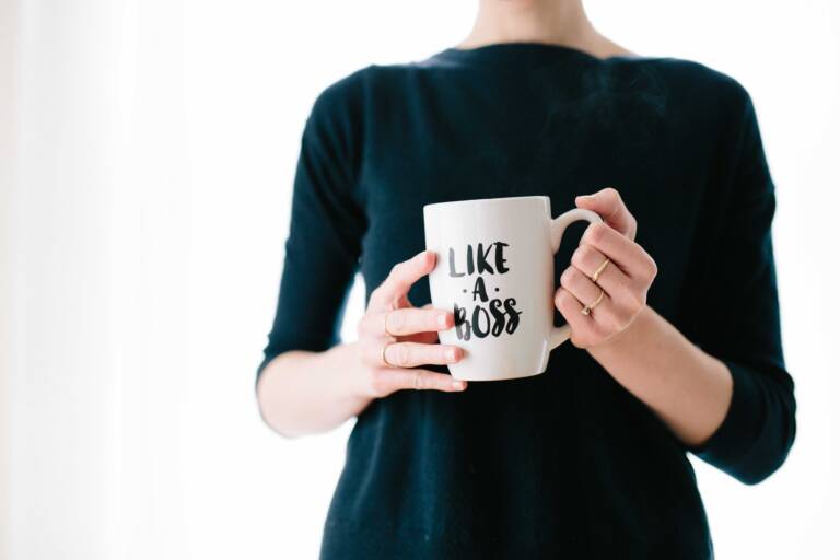 eine Frau mit einer Tasse in der Hand