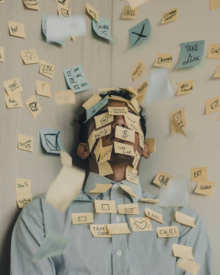 Person mit Post-Its am Körper