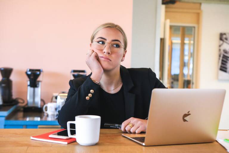 gelangweilte Frau vor Laptop